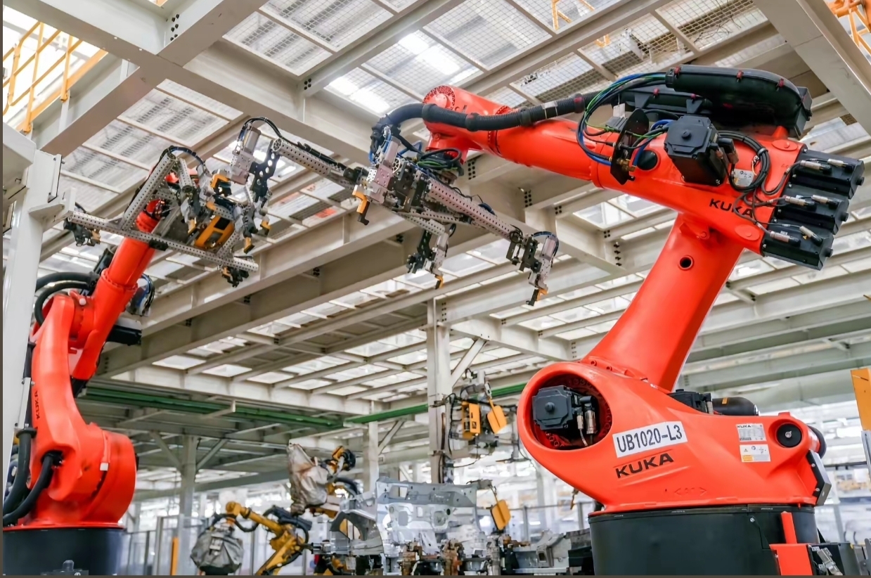 包含赛地聚焦——欧联赛后热度飙升；摩纳哥更衣室发声；球迷炸锅；赛程密集仍需轮换的词条